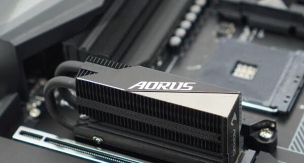 AORUS 7000s Prem. PCIe Gen4 M.2 SSD评测开箱