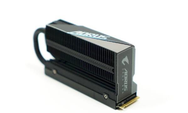 AORUS 7000s Prem. PCIe Gen4 M.2 SSD评测开箱