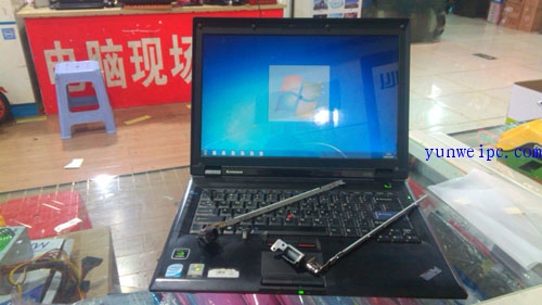 SL400有屏闪门,同样也有屏轴门,笔记本屏轴更换维修