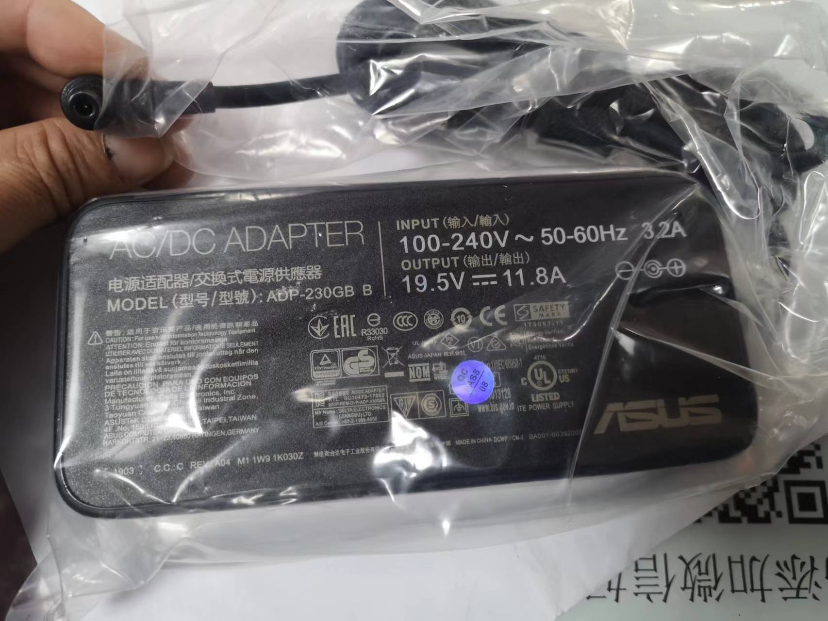 华硕ASUS 19.5V11.8A带针 | 编号：SP01169